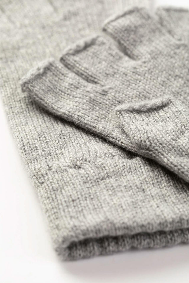 CASHMERE KNITTED FINGERLESS GLOVES - LIGHT GREY HAY02223 -LIGHT GREY JOHNSTONS OF ELGIN