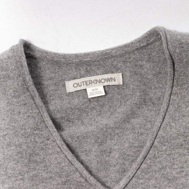 STOWAWAY V-NECK - HEATHER GREY